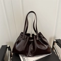 Borsa tote in pelle cerata marrone scuro con eleganti pieghe e spalline sottili - Marrone