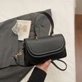 Bolso bandolera negro minimalista para mujer en cuero con herrajes dorados y asa - Negro