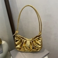 Bolso de media luna plisado en oro metálico con correa de hombro minimalista anudada - Dorado