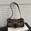 Hobo-Tasche mit Leopardenmuster, dunkelbraunem Lederbesatz und silbernen Ösen - Schwarz