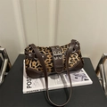 Schultertasche mit Leopardenmuster, braunem Lederbesatz und silbernen Metallnieten - Braun