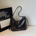 Bolso hobo grande de cuero PU marrón oscuro con acabado brillante y diseño sobrio - Negro
