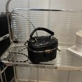Schicke schwarze gesteppte Box-Tasche mit goldener Kette und Ledertextur - Schwarz