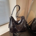 Bolso de hombro vintage marrón oscuro de ecocuero con borlas y texto de moda - Marrón