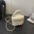 Schicke cremeweiße gesteppte Mini-Box-Tasche mit Goldkette und Doppelreißverschluss - Weiß