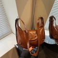 Borsa hobo marrone in pelle lucida con borchie vintage e tracolla regolabile in pelle - Marrone
