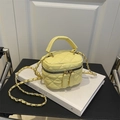Gelbe Mini-Kosmetiktasche mit Steppmuster, Goldkette und elegantem Tragegriff - Gelb