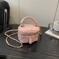 Schicke rosa gesteppte Ketten-Box-Tasche mit goldenem Riemen auf dunklem Holztisch - Rosa