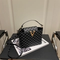Bolso de mujer con patrón geométrico negro y gris, cierre en V dorado y doble correa - Negro