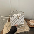 Bolso caja con monograma retro blanco con patrones marrones y hebilla de metal dorada en V - Blanco