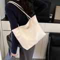 Minimalistische beige Tragetasche aus strukturiertem Leder mit Metallleiste für Damen - Weiß