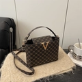 Bolso saco retro marrón oscuro con estampado de monograma y cierre de hebilla en V - Marrón
