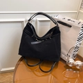 Grande borsa tote nera in finta pelle scamosciata con occhielli in metallo - Nero