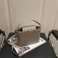 Bolso saco caqui con estampado monograma, cierre en V dorado y bandolera - Gris