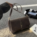 Donkerbruine crossbodytas in vintage stijl met matte lederen textuur en gouden gesp - Bruin