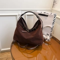 Borsa hobo marrone scuro in pelle scamosciata con anello metallico e fibbia in pelle - Marrone
