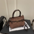Vintage donkerbruine handtas van mat leer met verstelbare riem en gouden gesp detail - Bruin
