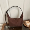 Bolso hobo chic de ante marrón con correas de cuero para un estilo de invierno sobrio - Marrón