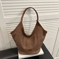 Bolso hobo minimalista grande de ante marrón con correas de cuero y anillas metálicas - Marrón