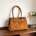 Schicke braune Wildleder-Einkaufstasche mit Ledergriffen und Metallschnalle Detail - Braun