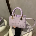 Borsa a tracolla viola chiaro con borchie a stella argentate e manico intrecciato chic - Viola
