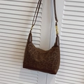 Elegante borsa sottobraccio con stampa leopardata marrone scuro e zip dorata - Marrone