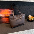 Sac fourre-tout tissé marron foncé avec bordure en cuir et boucle en métal réglable - Marron