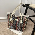 Ethno-Tote-Bag mit bunten geometrischen Wellenmustern und cremefarbenen Ledergriffen - Weiß