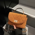 Karamellfarbene Stepptasche mit goldenem Drehverschluss und Kettenriemen im Vintage-Stil - Braun