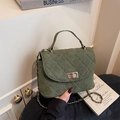 Dunkelgrüne gesteppte Kettenhandtasche mit mattem Finish und elegantem Metalldrehverschluss - Grün