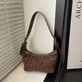 Braune Schultertasche mit Leopardenmuster, Kunstfell-Textur und Silber-Beschlägen - Braun