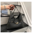 Detalle del bolso tote negro minimalista con hebilla de metal dorado y correa de cuero - Negro