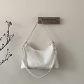 Détail du sac à main en cuir verni blanc avec chaîne argentée et texte gravé - Blanc Grand