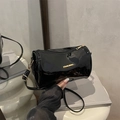 Μοντέρνα μαύρη κυλινδρική τσάντα από λουστρίνι με χρυσό λογότυπο FASHION και λουράκι - Γυαλιστερό / Μαύρο
