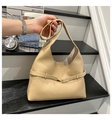 Detalle del bolso de hombro crema con cinturón decorativo y herrajes dorados - Caqui