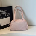 Rosa Nylon-Schultertasche mit seitlichen Kordelzugtaschen und Griffen für Wintermode - Rosa
