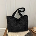 Bolso tote acolchado negro de nailon para uso diario mostrado en ambiente de estilo - Negro