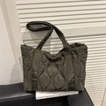 Bolso tote grande acolchado en color verde oliva con diseño ondulado y asa ancha - Verde