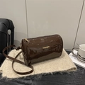 Sac cylindrique marron foncé en cuir verni brillant avec logo doré élégant - Finition brillante / Marron
