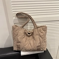 Bolso tote grande acolchado beige con costuras onduladas y asas dobles suaves - Caqui