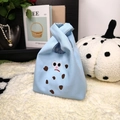 Borsa a nodo in tela azzurra con viso ricamato a cartone animato e manico a incrocio - Blu