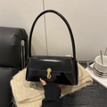 Schicke Schultertasche aus schwarzem Lackleder mit goldenem Drehverschluss und Glanz - Schwarz