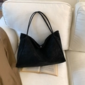 Minimalistische schwarze Wildleder-Shopper-Tasche mit Magnetverschluss auf Sofa - Schwarz