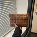 Elegante borsa pochette trapuntata marrone con motivo a quadri e zip per donna - Marrone