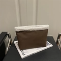 Pochette a busta in pelle marrone con bordo in ecopelliccia bianca su libro decorativo - Marrone