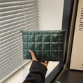 Pochette trapuntata verde scuro alla moda con finitura lucida e chiusura a zip - Verde