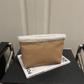 Elegante pochette in pelle PU cammello con bordo in sherpa bianco e texture plissettata - Cachi
