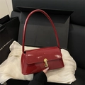 Elegante tiefrote Lackleder Handtasche mit goldenem Metallverschluss für Wintermode - Rot