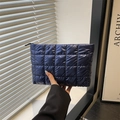 Pochette trapuntata blu navy con imbottitura in piuma e pratica chiusura a cerniera - Blu