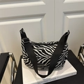 Borsa a tracolla in maglia con stampa zebrata bianca e nera e cinturino regolabile - Zebra Print